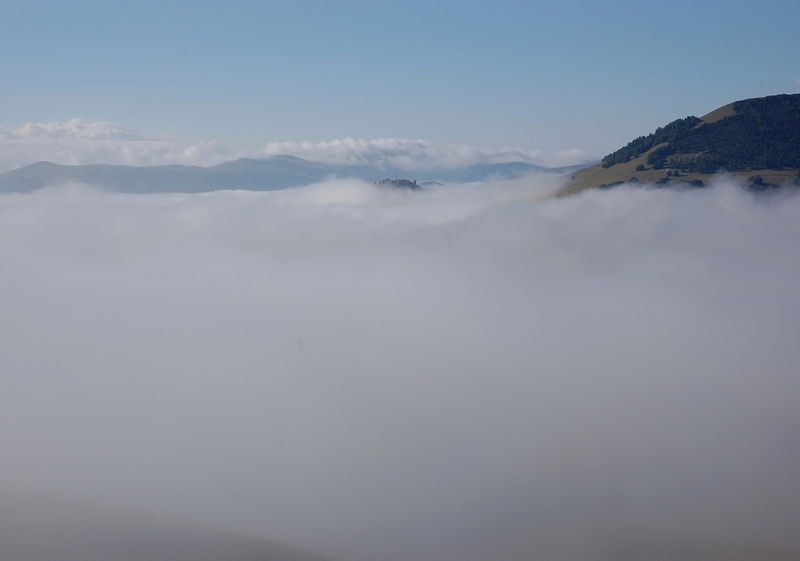 1 piani di Castelluccio (PG) sommersi dalla nebbia.jpg